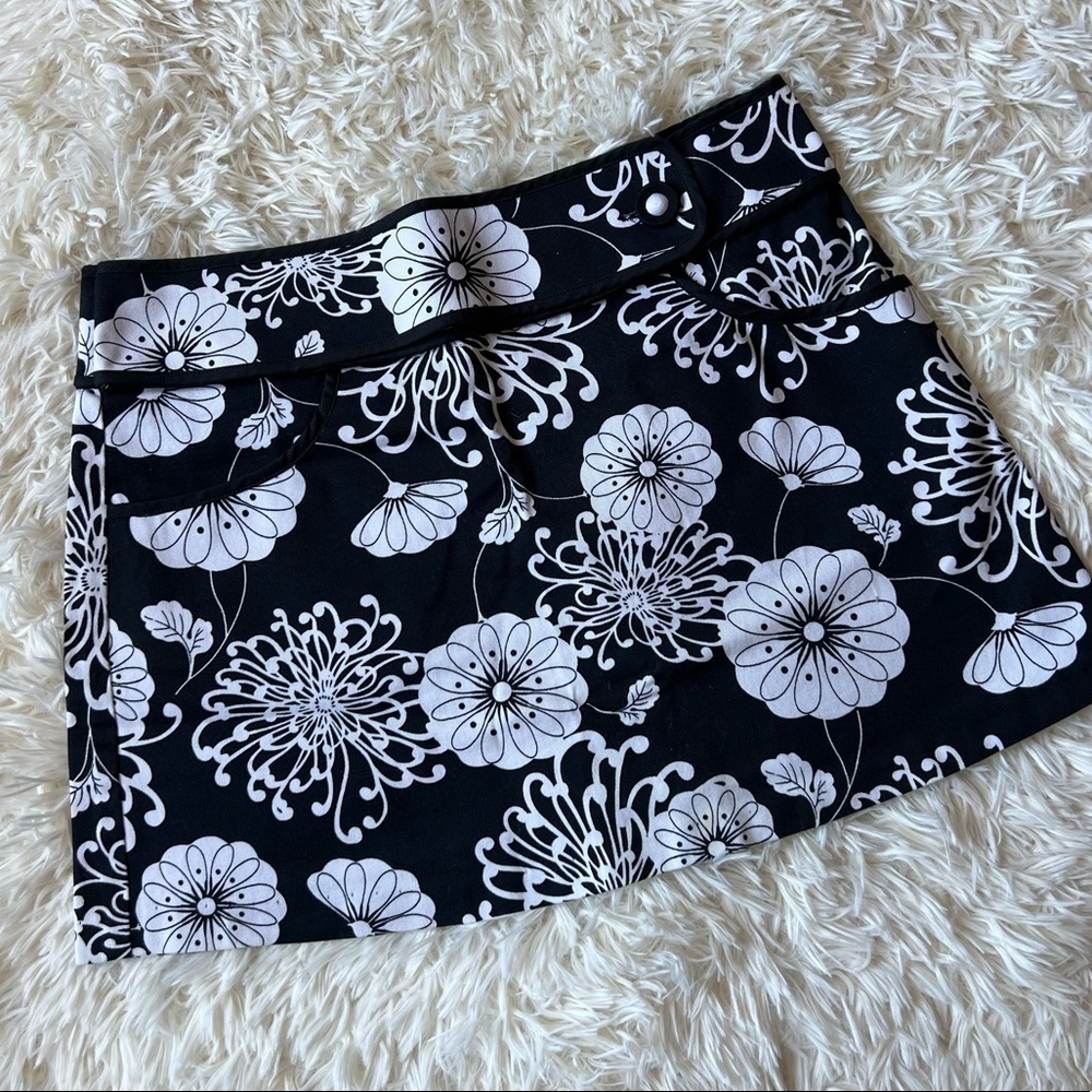 Single‎ 1970’s black and white floral graphic mini skirt size 4